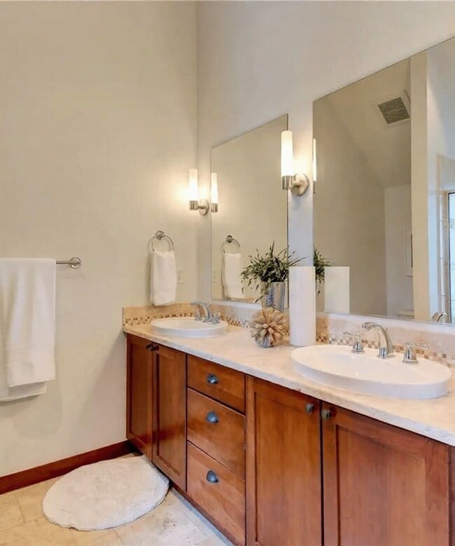 Building Photo - 722 Nob Hill Ave N