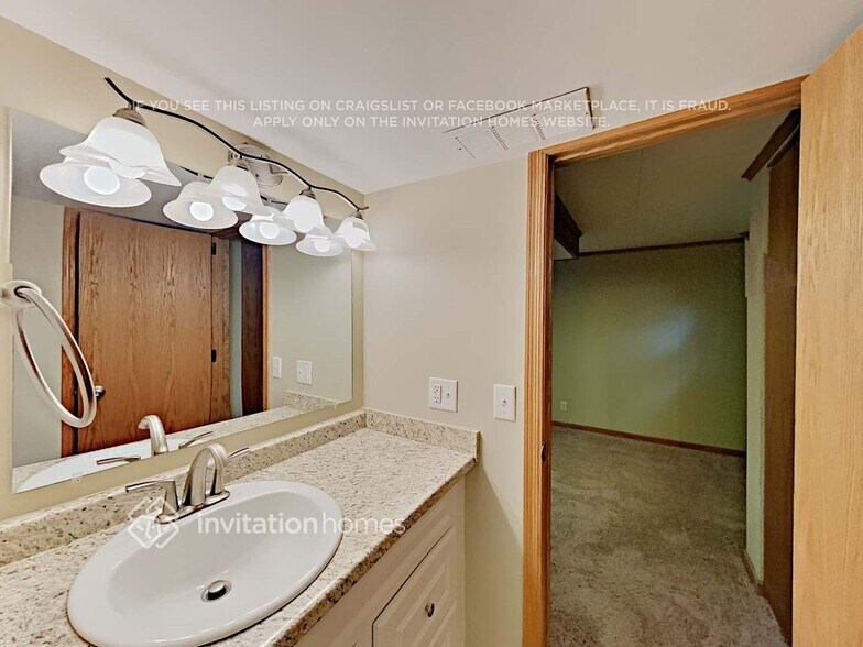 Building Photo - 2940 Orchard Ave N