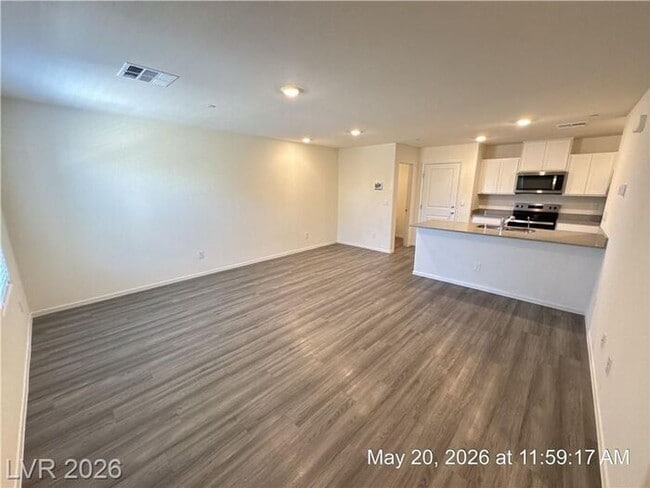 Building Photo - Beautiful Townhome with Quartz Counters & Private Setting in Southwest Las Vegas