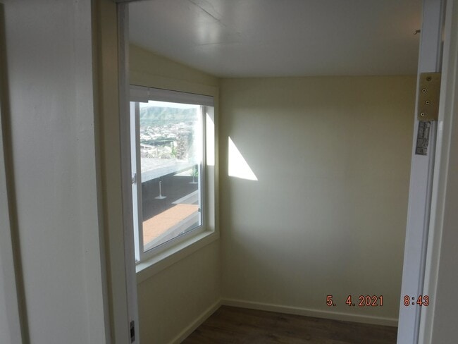 Building Photo - Kahala Hts Cottage 2 / 1 / garage