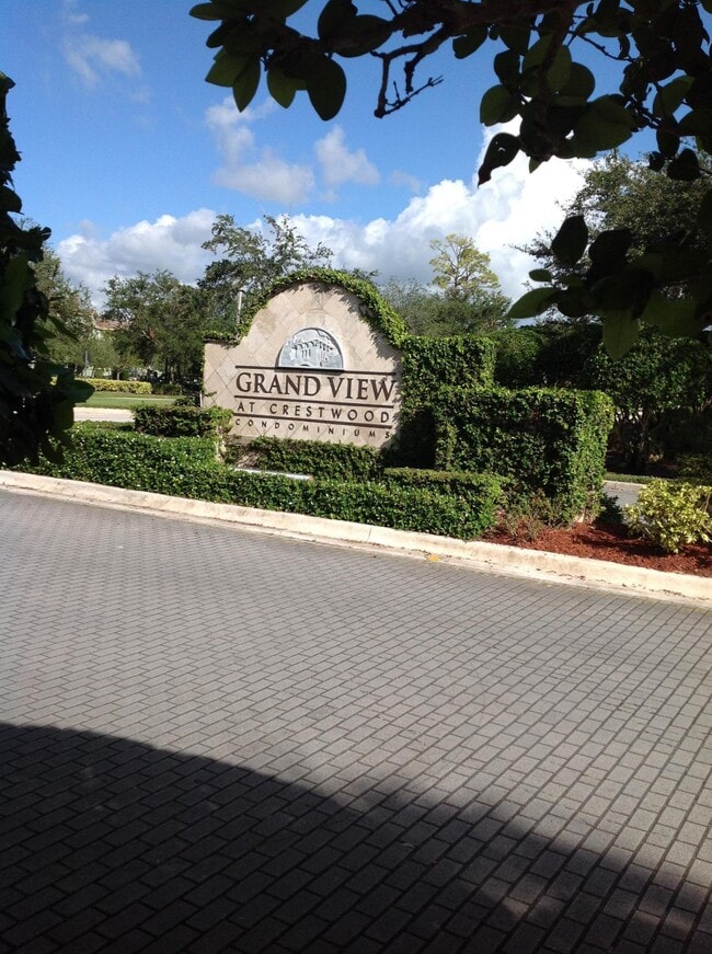 Building Photo - 1700 Crestwood Ct S