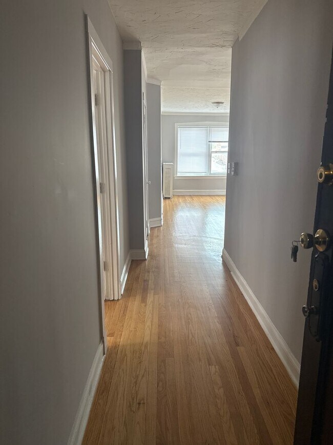 Building Photo - 2 BEDROOM 1 BATHROOM