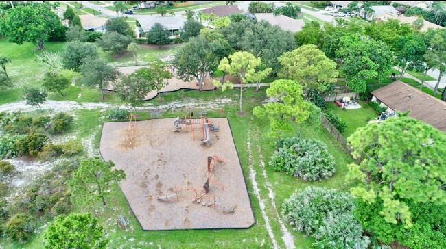 Building Photo - 17768 Maplewood Dr