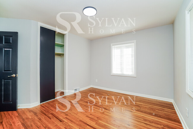 Building Photo - Comfortable living in this 2 BR, 1.5 BA home