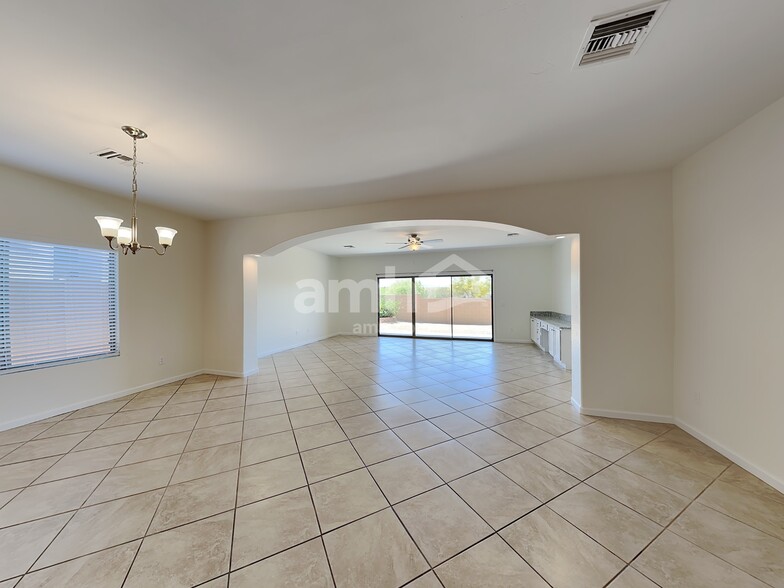 Building Photo - 10483 E Rita Ranch Crossing Cir