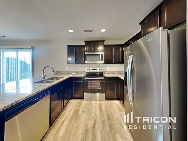 Building Photo - 216 Whispering Oak Ln
