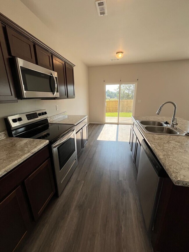 Building Photo - *Pre-leasing* Three Bedroom | Two and a Half Bathroom Home in Farmington