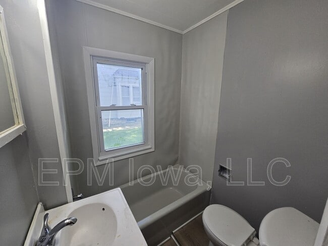 Building Photo - 301 Leland Ave