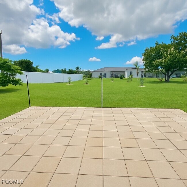 Building Photo - 2948 SW 6th Ave