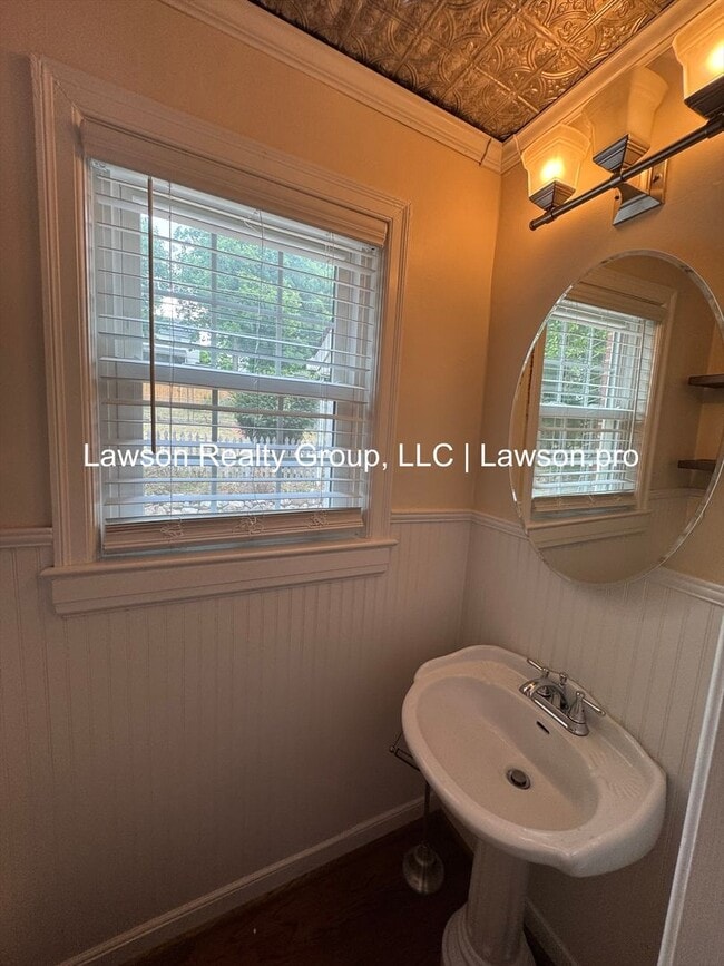 Building Photo - Charming and Updated Home in Raleigh Court with Fenced In Yard, Lawn Care Included!