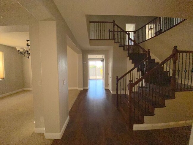 Building Photo - Top of the Hill - Gorgeous 5 Bedroom 3 Bat...