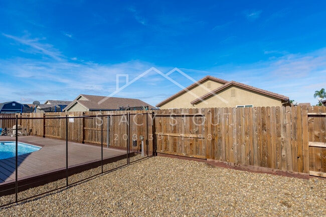 Building Photo - 1385 Deerwood St