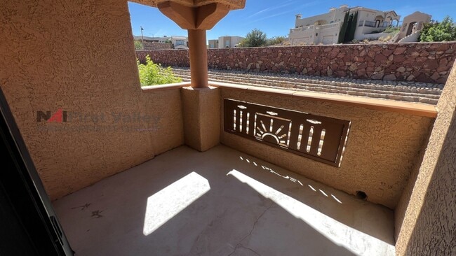 Building Photo - 3 Bedrooms, 2 Baths and a Single Car Garage