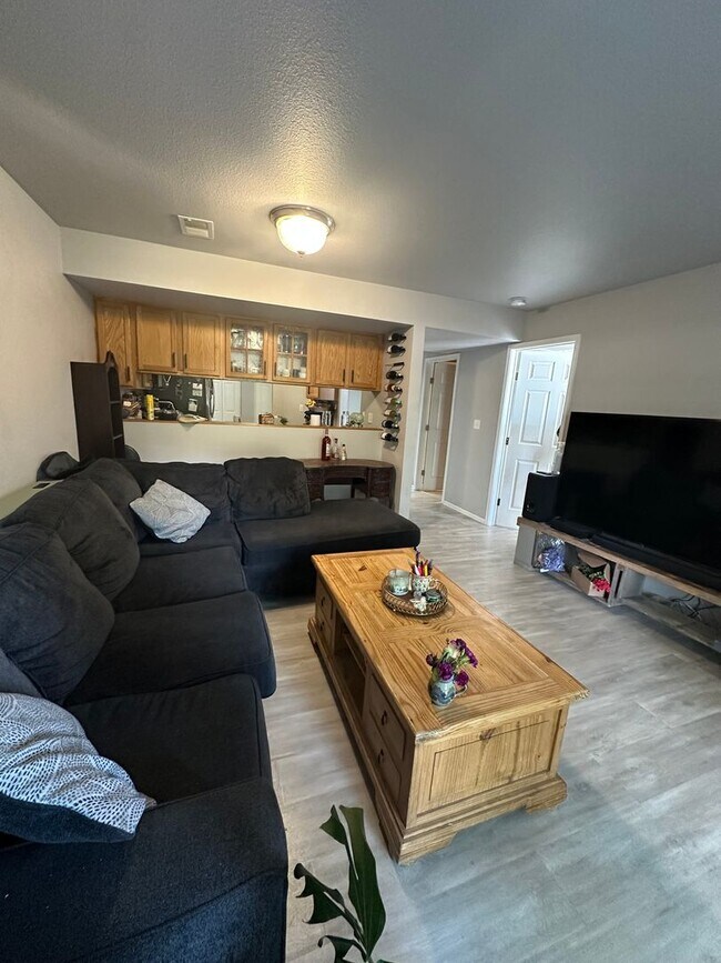 Building Photo - Amazing Ground Level 2 Bedroom!