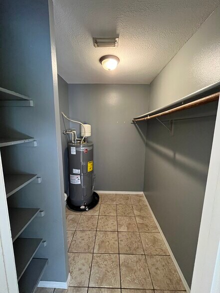 Building Photo - 715 Angelina Ln