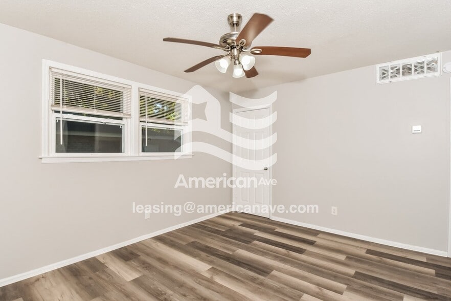 Building Photo - 4232 Shorecrest Dr