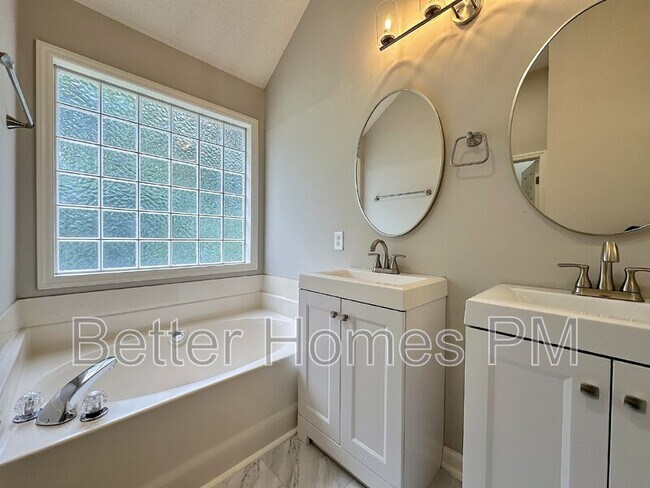 Building Photo - 741 Hanska Way