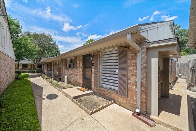 Primary Photo - 1106 W Tri Oaks Ln