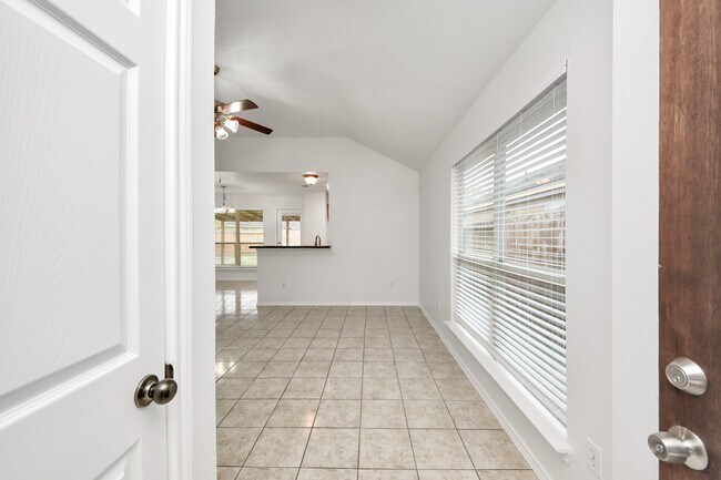 Building Photo - 142 Big Thicket Dr