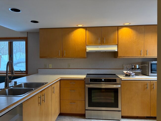 Building Photo - 6526 Bettys Ln