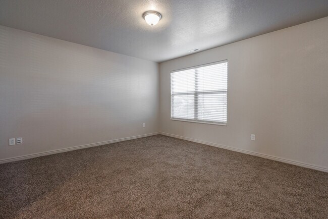 Building Photo - 3155 S Hidden Valley Dr