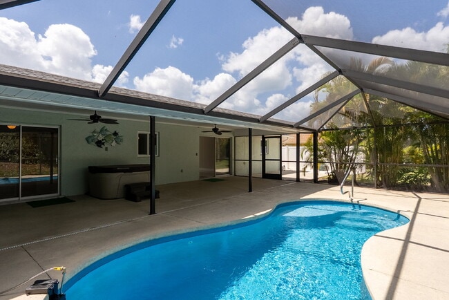 Building Photo - 153 Hourglass Dr