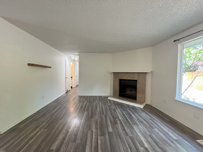 Building Photo - Spacious Yet Cozy 3BR/2BA Home with Garage...