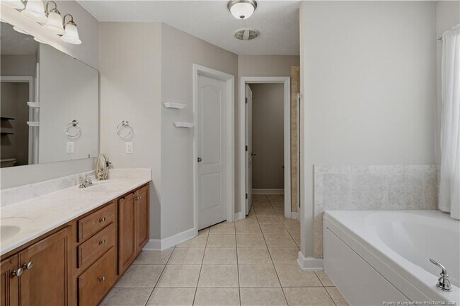 Building Photo - 420 Thorncliff Dr