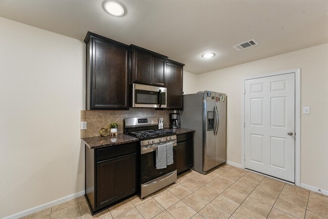 Building Photo - 2202 Cherryville Dr