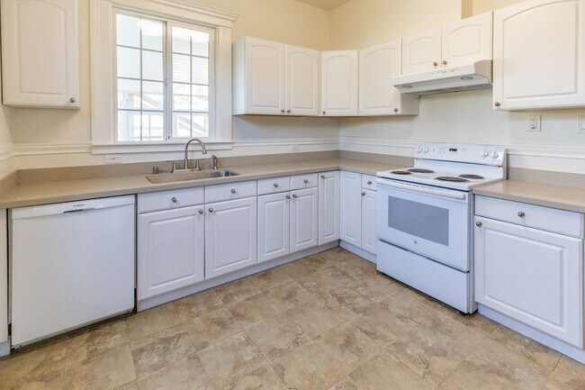 Building Photo - Large updated 2 bedroom, walk to Downtown,...