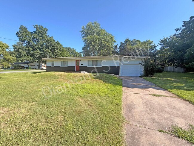 Building Photo - MOVE IN SPECIAL!  Spacious 3 Bed, 2 Bath Home with Large Yard Available!
