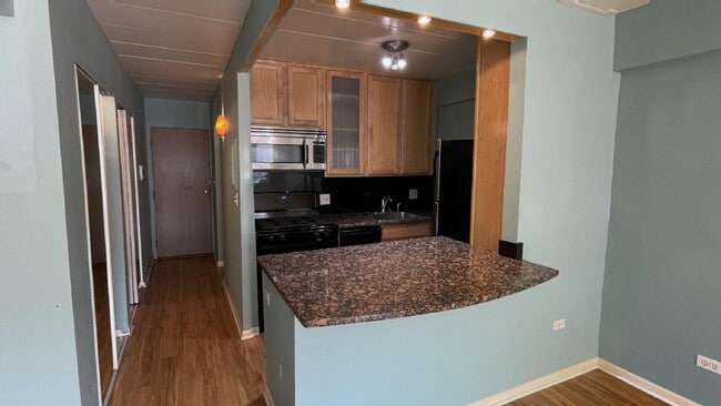 Building Photo - 5616 N Kenmore Ave