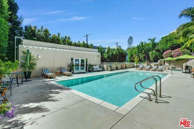 Building Photo - 2222 Beachwood Dr