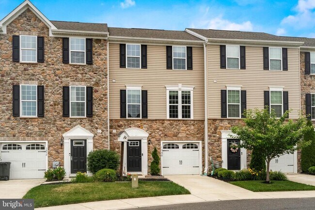 Building Photo - 1048 Regency Pl