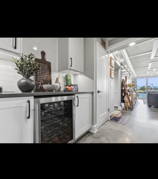 Building Photo - 7465 Bay Island Dr S