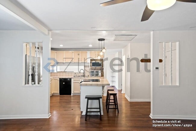 Building Photo - 1425 Valerie Ln