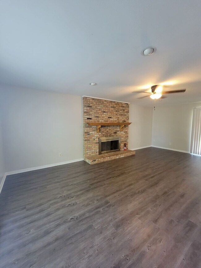 Building Photo - 4 Bedroom 2 bathroom