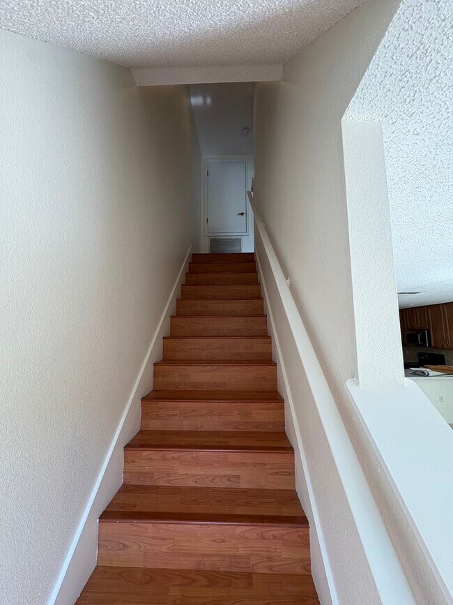 Building Photo - For Rent: 3 Bed / 2.5 Bath Townhome in Ash...