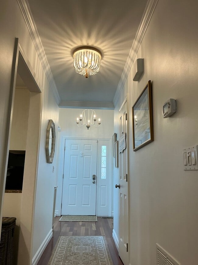 Building Photo - Exceptional 2 bedroom Condo