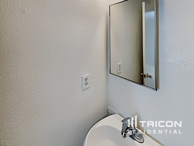 Building Photo - 828 N Pine Ct