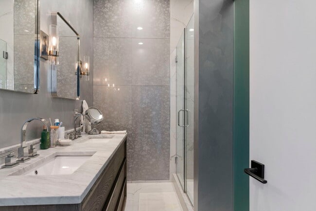 Building Photo - 424 E North Water St