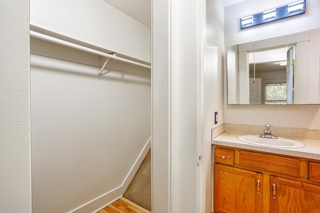 Building Photo - 4313 N Kerby Ave