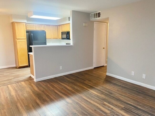 Building Photo - Beautiful 2 bedroom 2 bath Downstairs Condo