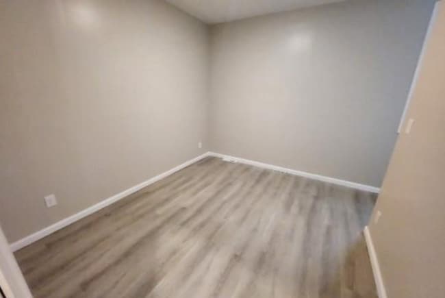 Building Photo - 348 W Queen Ln