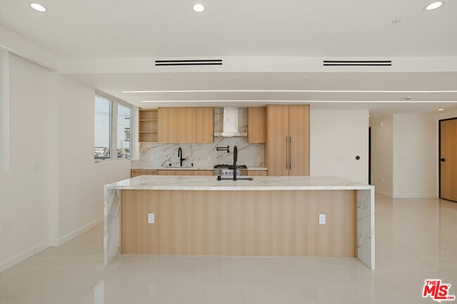 Building Photo - 1414 S Beverly Dr
