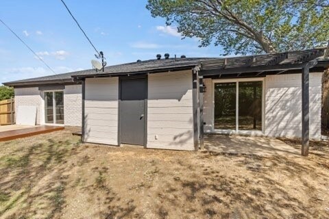 Building Photo - 6000 Cool Springs Dr