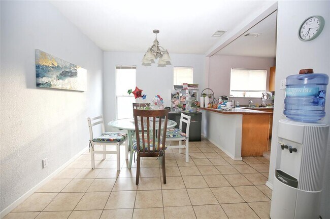 Building Photo - 204 Deerfield Park Dr