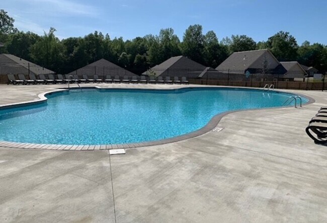 Building Photo - Beautiful 3 Bed 2 Bath Available this Fall!