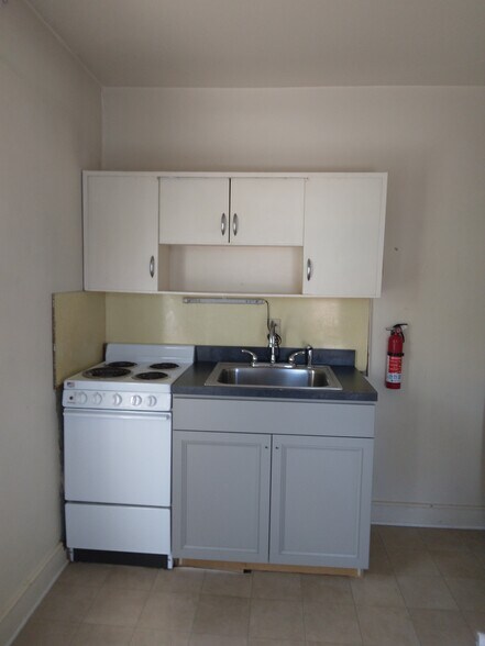 Kitchen - 35 Manor Ave