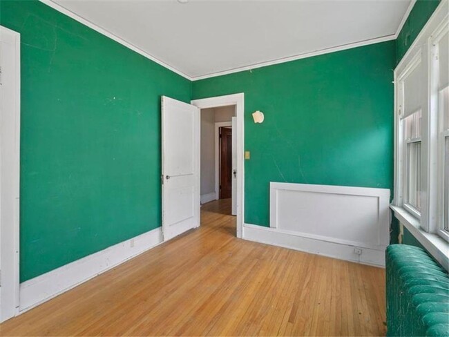 Building Photo - Cute 6 Bedroom- SFH- Walk to St Kates Univ...